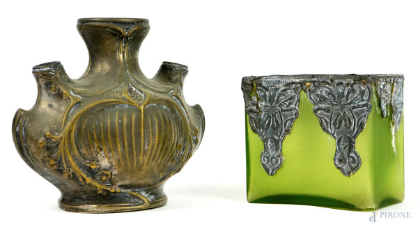 Lotto composto da due oggetti in vetro verde e metallo dorato, misure max cm 16x17, XX secolo, (difetti).