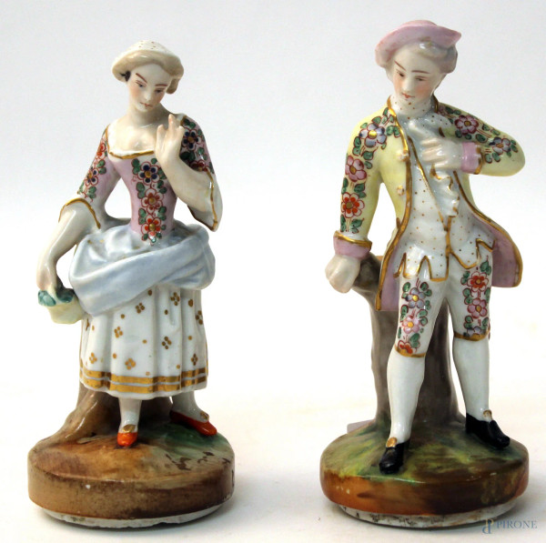 Lui e lei, coppia di sculture in porcellana policroma, H 15 cm, primi &#39;900.