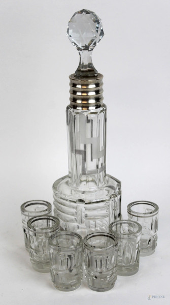 Servizio da liquore in cristallo, composto da una bottiglia e sei bicchierini, finiture in argento, alt. max cm 30