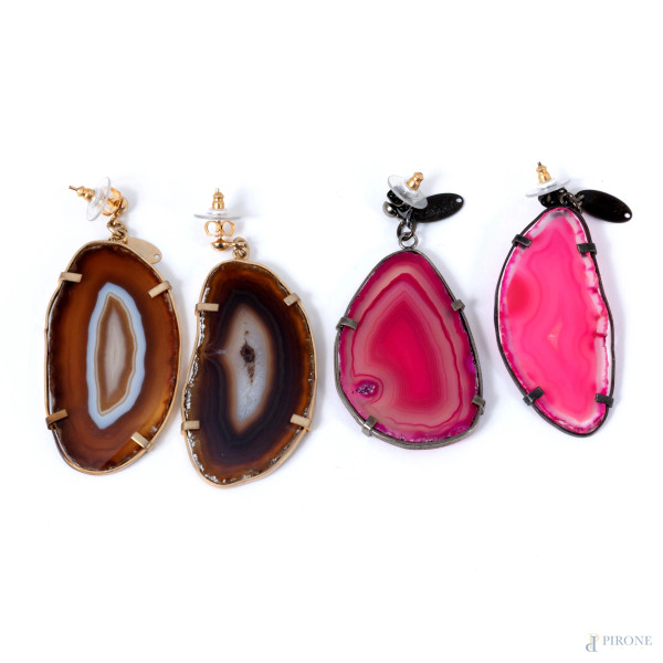 Lotto composto da due paia di orecchini con agate, lunghezza massima cm 7