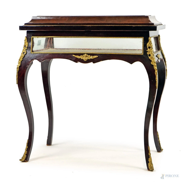 Tavolo bacheca stile Napoleone III in mogano, gambe mosse, finiture in metallo dorato, cm 81x74,5x39,5