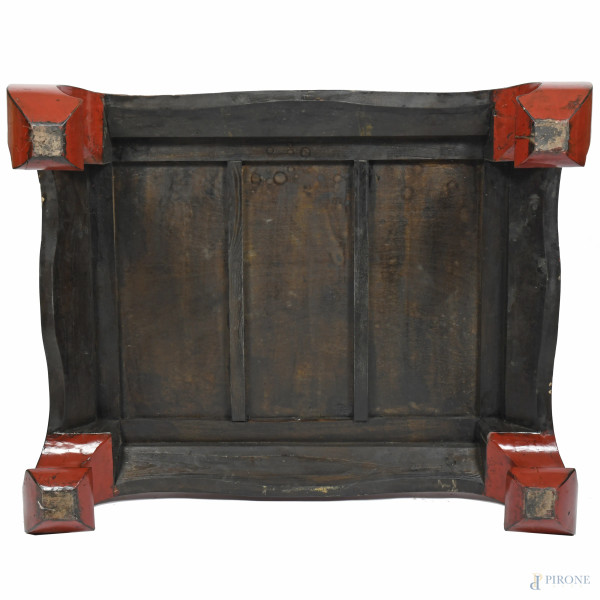 Tavolo basso in legno laccato rosso con piano in legno a finto rattan, XX secolo, cm 55x119x149, ...