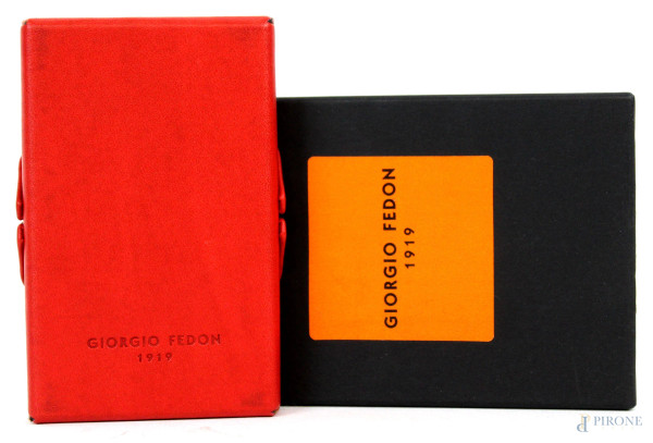 Giorgio Fedon, porta biglietti da visita in pelle rossa, cm 3,5x6x1,5, (segni di utilizzo).