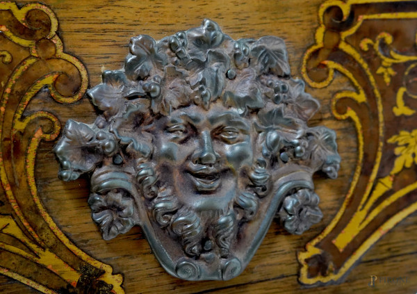 Tavolo da gioco in legno con intarsi Boulle ad arabeschi sui lati e sul piano rettangolare dal pe...