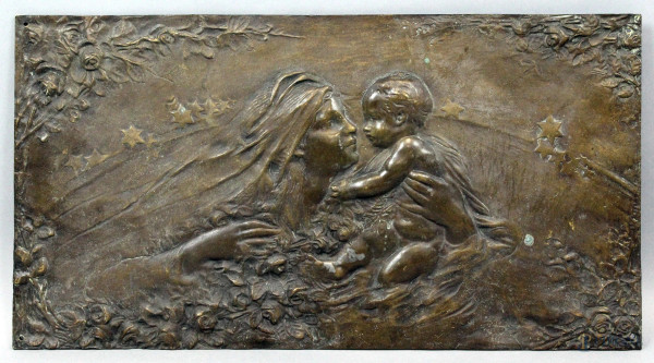 Lastra in bronzo raffigurante maternità, cm 31x58, XX secolo.