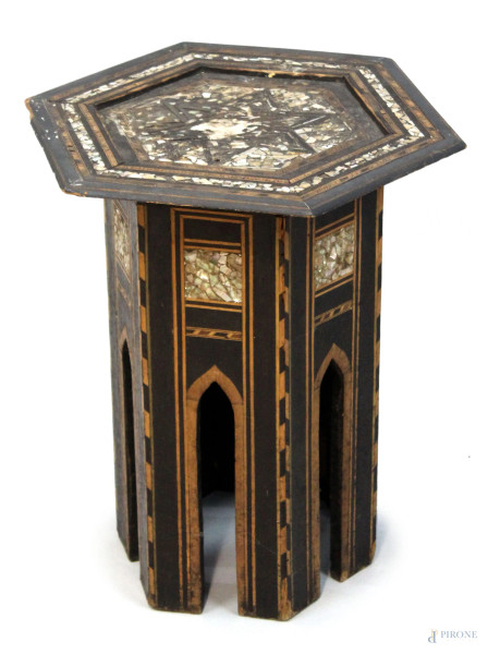 Tavolino arabo intarsiato in varie essenze e madreperla, piano di linea esagonale, cm h 47,5x37x42, (difetti)