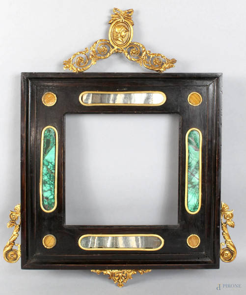 Cornice in legno ebanizzato con inserti in malachite e marmi, finiture in bronzo dorato, misura max. 49,5x41 cm, specchio 22x21,5 cm.