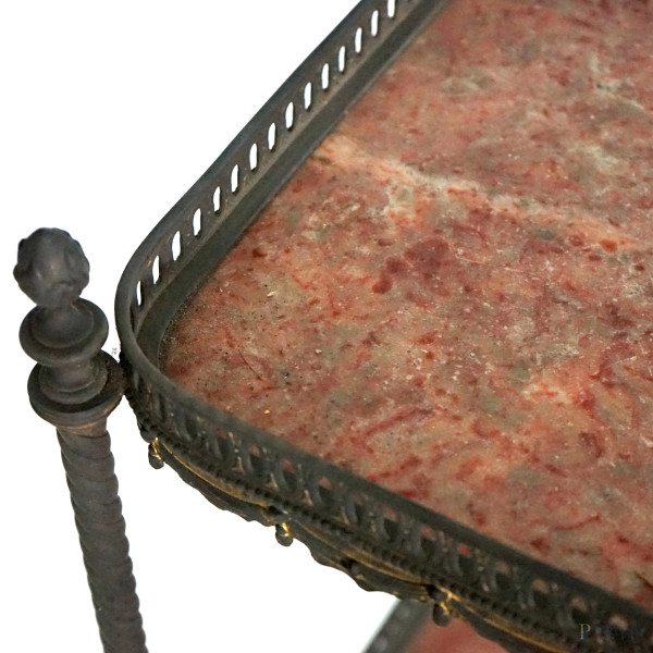 Tavolinetto con doppio ripiano in marmo rosa, struttura in ferro traforata e ad andamento tortile...