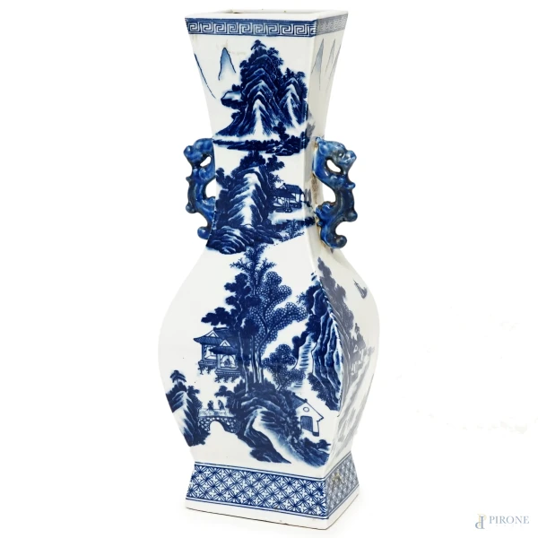 Vaso in porcellana bianca e blu, corpo di linea mossa a sezione rettangolare dipinto a paesaggi lacustri con costruzioni, ponticelli e figure, due anse modellate a drago, Cina, XX secolo, altezza cm 44