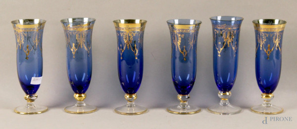 Lotto composto da sei calici in vetro blu con decori dorati, altezza cm. 16,5.