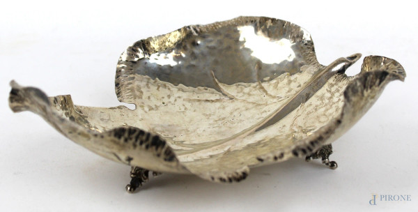 Vaschetta a foglia in argento sbalzato e martellato, cm 6x20x16, bolli Frugoni, gr 125