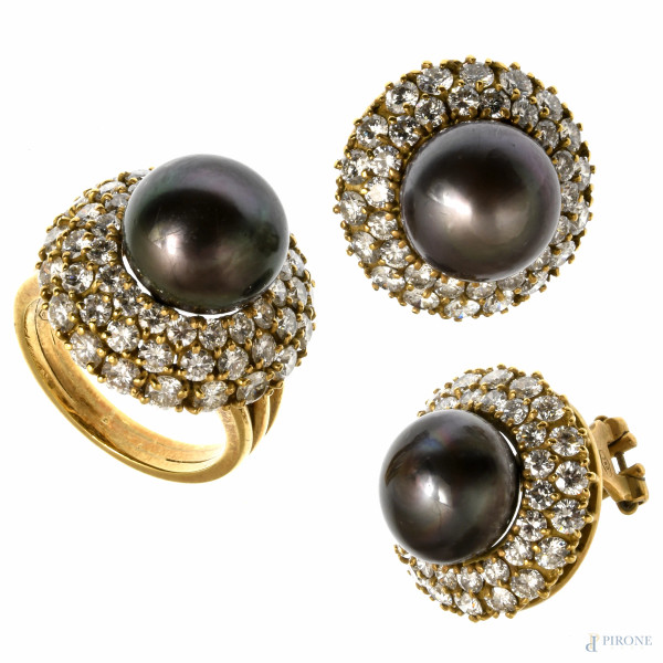 Anello e coppia di orecchini in oro 18 kt con perle e brillanti, peso complessivo gr 38, misura anello 19