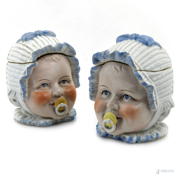 Scatoline portagioie in porcellana a guisa di teste di bambini, XX secolo, altezza cm 14