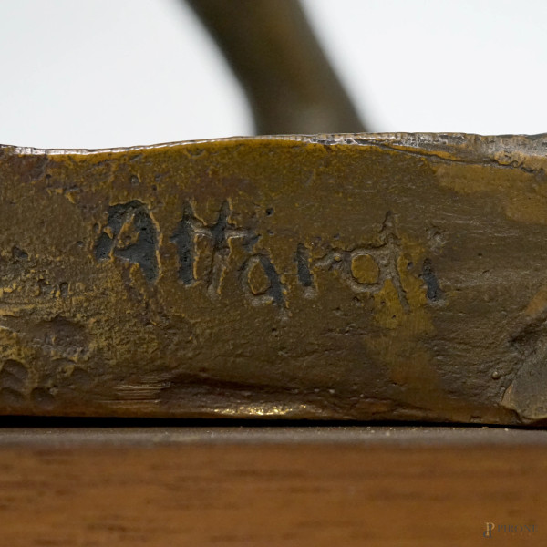 Figura su barca, multiplo in bronzo 26/57, altezza cm 58, base in legno