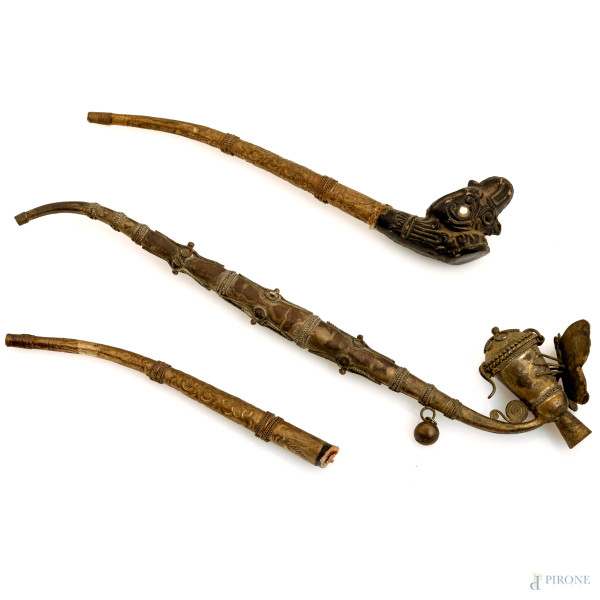 Lotto di tre pipe di ispirazione mediorientale realizzate in legno e metalli, XX secolo, cm 32, (difetti, rotture e mancanze)