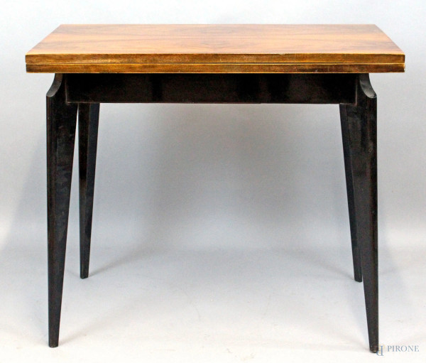 Tavolo di linea rettangolare in radica, con piano apribile a libro, quattro gambe nere laccate, anni '70, cm h 74x90x55, (segni del tempo)