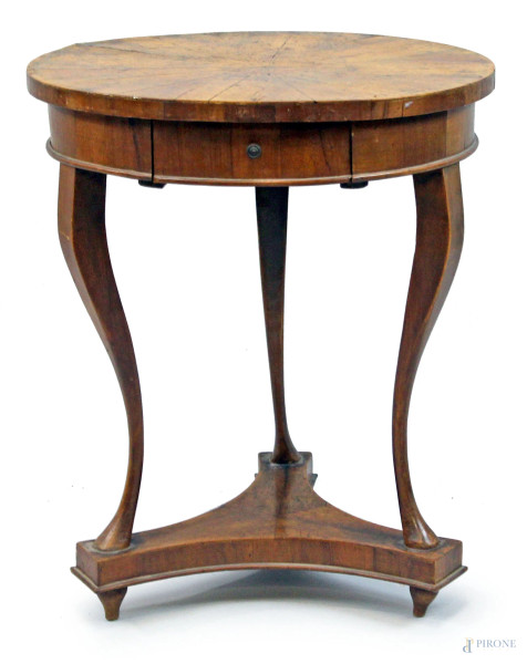 Tavolino tondo in legno chiaro, ad un cassetto, gambe mosse poggianti su base triangolare, cm h 59, diam. cm 50,5