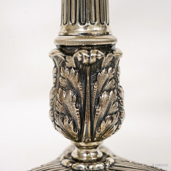 Coppia di candelabri a quattro fuochi in argento con decori a cesello, inizio XX secolo, peso gr....