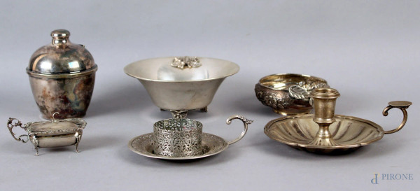 Lotto composto da sei oggetti in argento, gr.540.