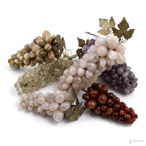 Lotto composto da grappoli d'uva in pietre dure e metallo, XX secolo, lunghezza massima cm 26, (segni di usura, difetti)