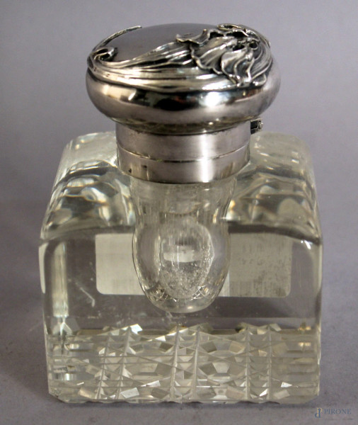 Calamaio in cristallo inciso con tappo in argento. H.9,5 cm periodo Liberty.