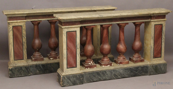 Coppia di balaustre in legno laccato,XIX sec, h. 80x142x25 cm.