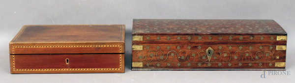 Lotto composto da due scatole in legno, XIX sec., misure massime cm 8x33.