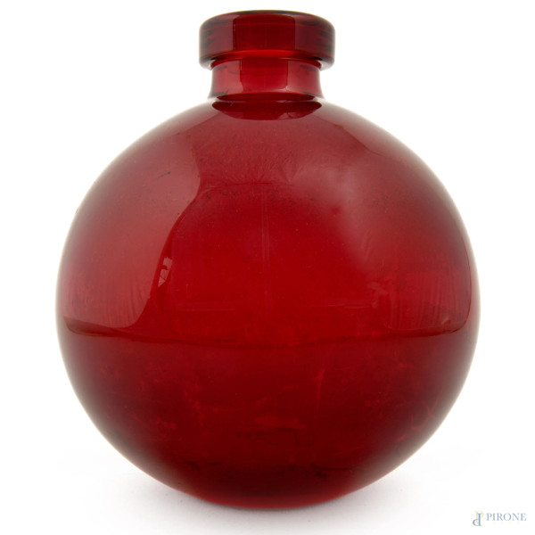 Vaso in vetro rosso, XX secolo, altezza cm 21, (difetti)
