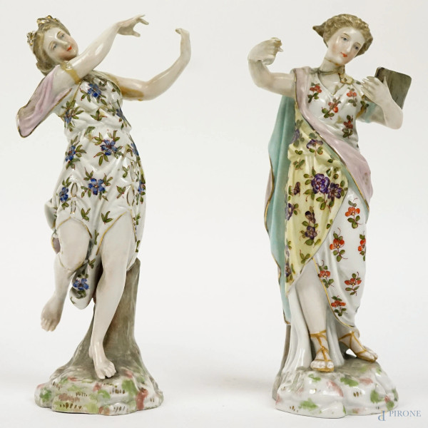 Fanciulle danzanti, due sculture in porcellana policroma, cm h 16,5, marchio Triebner, ENS & Eckert, Germania, seconda metà del XIX secolo, (difetti e restauri).