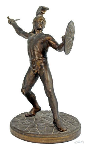 Soldato romano con spada e scudo, scultura in bronzo su base circolare, cm h 32, XX secolo, (lievi difetti).