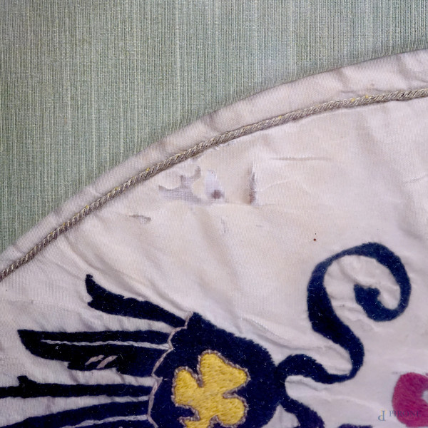 Aquila Imperiale Tedesca, ricamo su tessuto di linea circolare, diametro cm 43, metà del XIX seco...