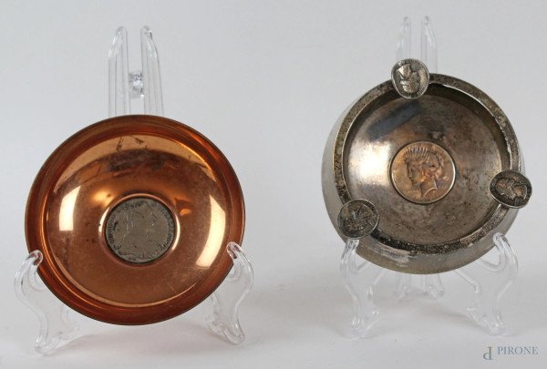 Lotto composto da una coppetta in rame ed un posacenere in argento con monete incastonate, diametro max. cm 11