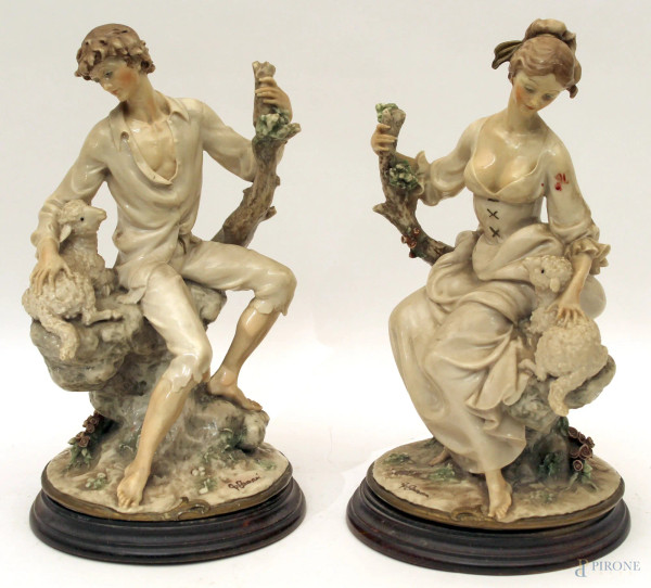 Lui e lei, coppia sculture policrome, poggianti su basi in legno, firmate, H. 35 cm.