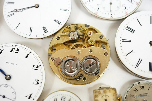 Lotto di meccanismi di orologi da tasca e da polso, marche diverse, pezzi 50, (difetti)