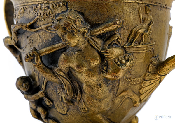 Coppia di coppe in bronzo cesellato con scene mitologiche a rilievo su base in marmo, XX secolo, ...