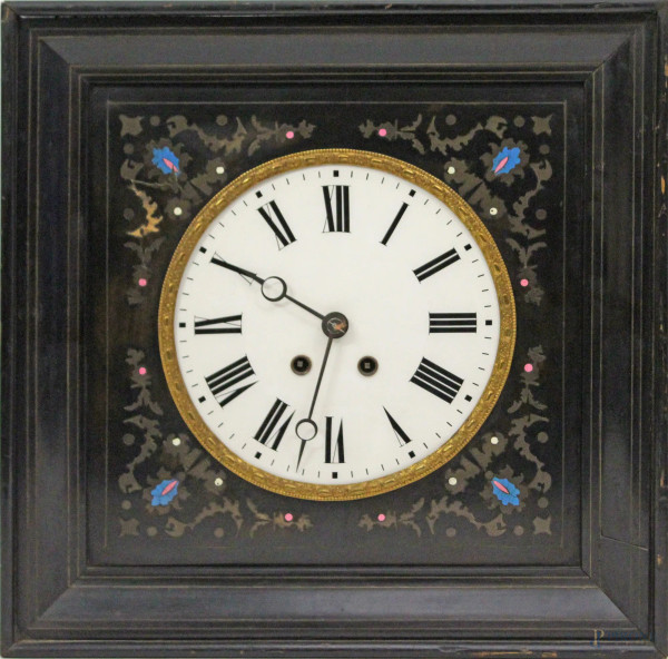Orologio da muro occhio di bue in legno ebanizzato, quadrante in porcellana con intarsi in ottone, XIX sec., cm 47 x 47, da revisionare.