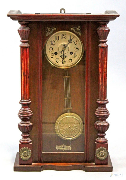 Orologio a pendolo, cassa in legno, quadrante a numeri arabi, cm h 57,5x39x18, inizi XX secolo