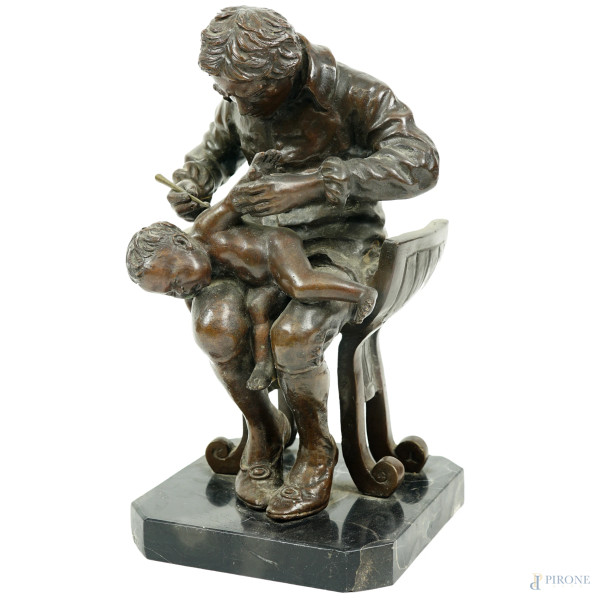 Scultura in bronzo rappresentante "Jenner inocula il vaccino del vaiolo al figlio", firmato V. di Giacomo, su base in marmo, h cm 24