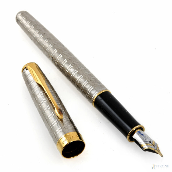 Penna stilografica Parker con pennino 18 kt, (segni di usura, da revisionare)