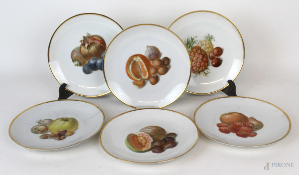 Lotto di sei piatti da frutta in porcellana, decori a motivi di frutta, manifattura Verbano-Laveno, diam. cm 19,5, (difetti e restauri).