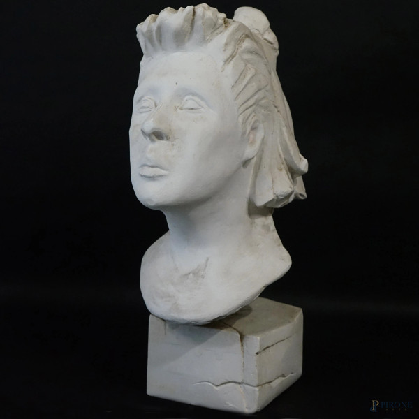 Testa femminile, scultura in gesso su piedistallo in gesso, XX secolo, h cm 47