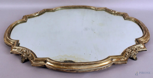 Vassoio a specchio con cornice in argento lavorato poggiante su quattro piedini, cm. 55x40, primi &#39;900.
