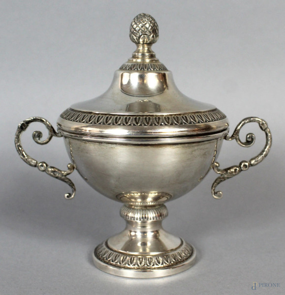 Zuccheriera in argento a due manici, altezza 12,5 cm, gr. 145.