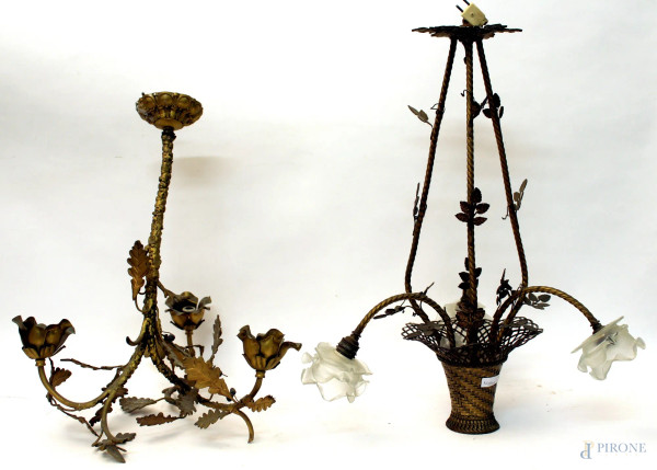 Lotto composto da tre piccoli lampadari in bronzo, H massima 60 cm, primi &#39;900.