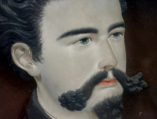 Altorilievo raffigurante il ritratto di Ludovico II di Baviera, entro bacheca in legno con vetro ...