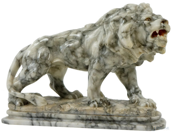 Leone, scultura in marmo bianco e grigio, cm 29x38,5x17, XX secolo, (difetti).