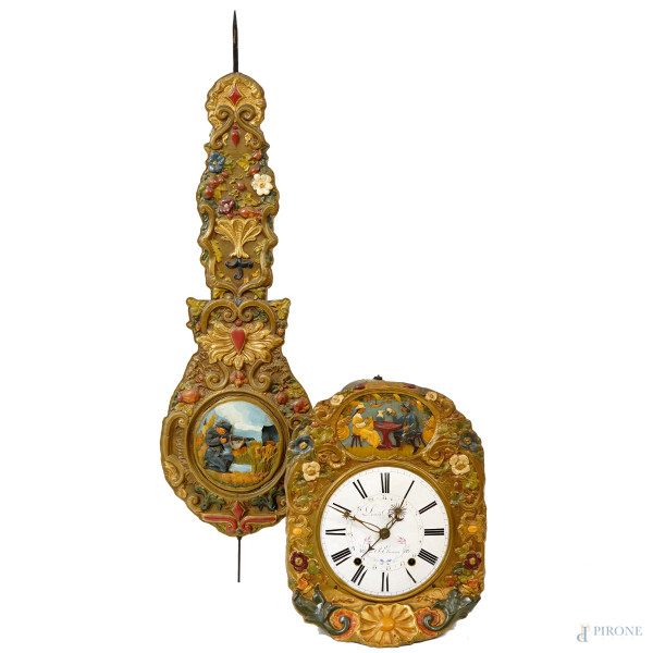 Orologio da parete Louis Jaquine St. Etienne con quadrante e pendolo in ottone dorato e policromo, decori sbalzati a motivi floreali, cm 110x36 (difetti e meccanismo da revisionare)