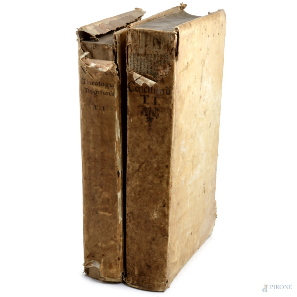 Lotto di due volumi: Summa Conciliorum Omnium, 1701; Theologia Dogmatica et Moralis R.P.F. Natalis Alexandri 1734 (gore, umidità, strappi)