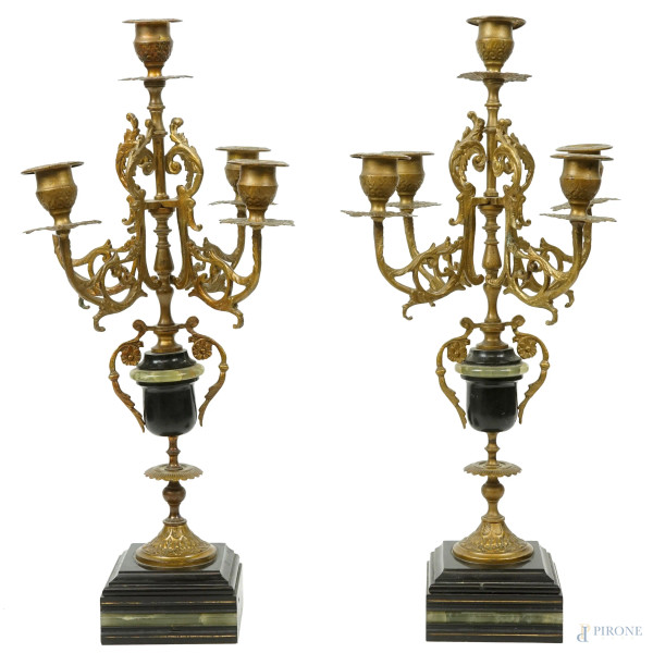 Coppia di candelabri a cinque fiamme in metallo dorato, marmo nero e onice, XX secolo, cm h 44 (difetti, parti rotte)