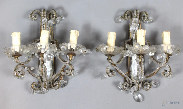 Coppia di appliques a tre luci, in metallo dorato con pendenti a gocce, altezza cm. 35, XIX secolo.